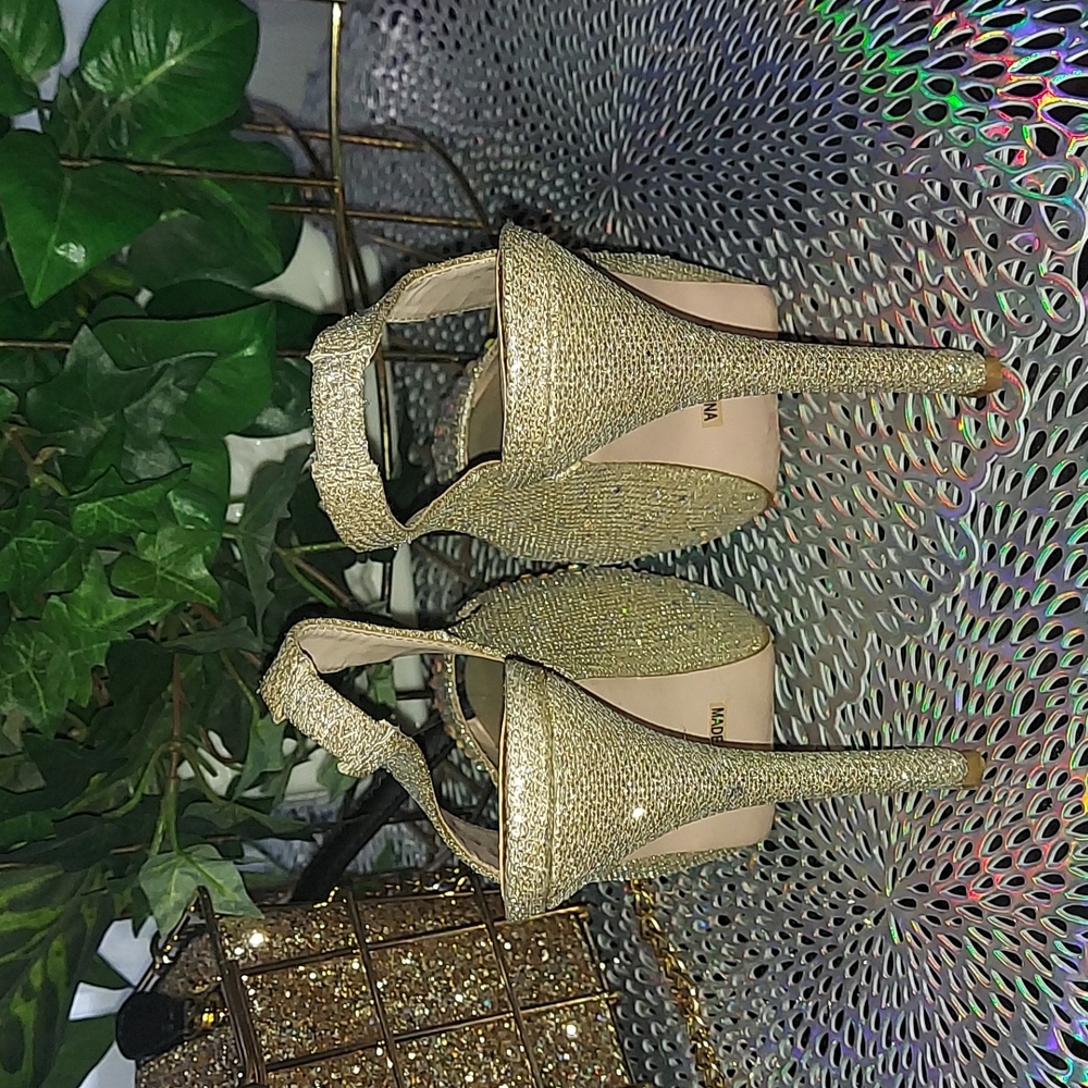 GOLDEN - Picture 4 of 5